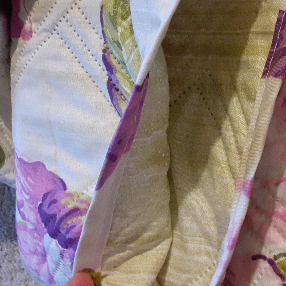 Like New! Twin quilt (68" x 86")  and pillow case (20" x 26") - Picture 5 of 5